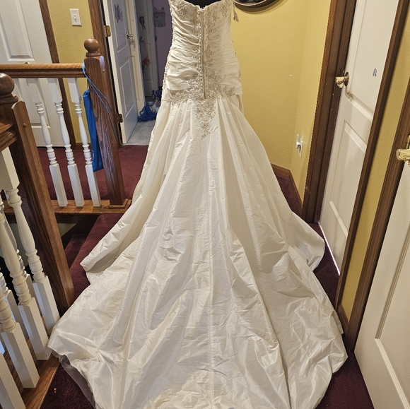 New Maggie Sottero Ivory Wedding Gown Size 12 - Picture 3 of 9